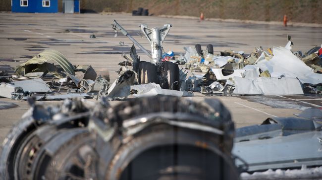 Обломки упавшего самолета Минобороны РФ Ту-154 на территории сочинского аэропорта Обломки упавшего самолета Минобороны РФ Ту-154 на территории сочинского аэропорта