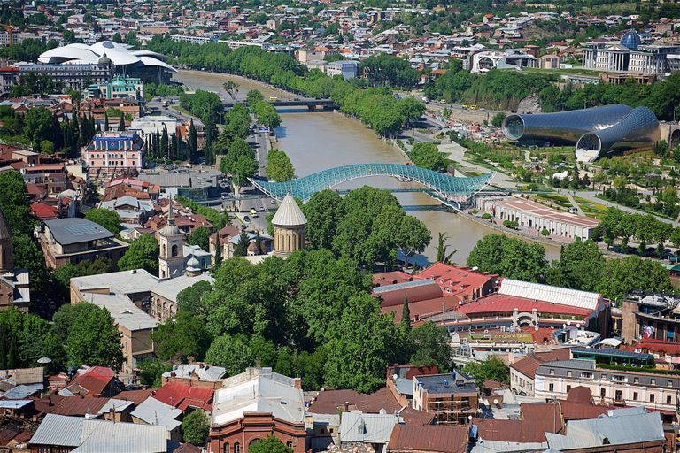 Вид на центр Тбилиси - мост Мира, собор Сиони, новый концертный зал и парк Рике Вид на центр Тбилиси - мост Мира, собор Сиони, новый концертный зал и парк Рике