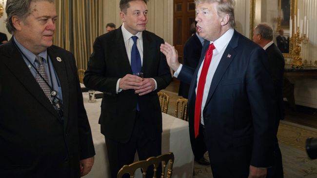 Дональд Трамп, Илон Маск и Стив Бэннон во время встречи в Белом доме Дональд Трамп, Илон Маск и Стив Бэннон во время встречи в Белом доме