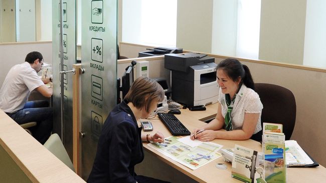 Клиент в кредитном отделе офиса Сбербанка