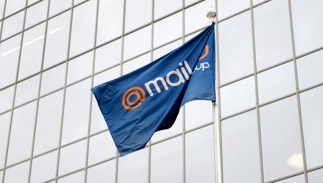 Флаг над входом в офис компании Mail.Ru. Архивное фото Флаг над входом в офис компании Mail.Ru. Архивное фото
