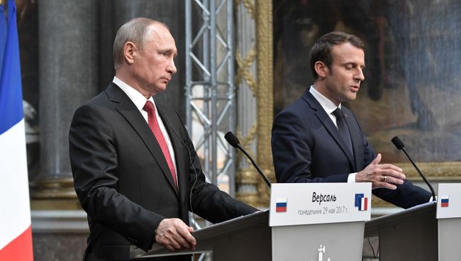 Президент РФ Владимир Путин и президент Франции Эммануэль Макрон во время совместной пресс-конференции по итогам российско-французских переговоров в Версальском дворце