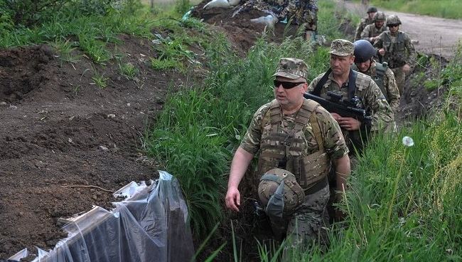 Секретарь Совета национальной безопасности и обороны Украины Александр Турчинов во время визита на Донбасс. 31 мая 2017 Секретарь Совета национальной безопасности и обороны Украины Александр Турчинов во время визита на Донбасс. 31 мая 2017