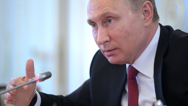 Президент РФ Владимир Путин во время встречи с представителями мировых информационных агентств. 1 июня 2017 Президент РФ Владимир Путин во время встречи с представителями мировых информационных агентств. 1 июня 2017