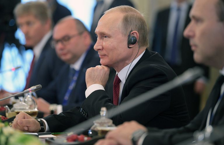 Президент РФ Владимир Путин во время встречи с представителями мировых информационных агентств. 1 июня 2017 Президент РФ Владимир Путин во время встречи с представителями мировых информационных агентств. 1 июня 2017