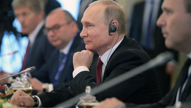 Президент РФ Владимир Путин во время встречи с представителями мировых информационных агентств. 1 июня 2017 Президент РФ Владимир Путин во время встречи с представителями мировых информационных агентств. 1 июня 2017