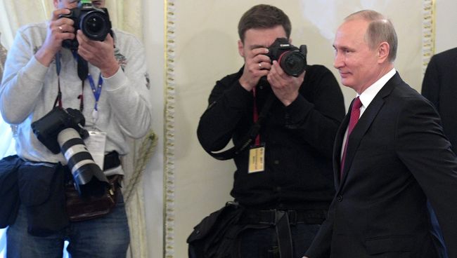 Президент РФ Владимир Путин во время встречи с представителями мировых информационных агентств. 1 июня 2017 Президент РФ Владимир Путин во время встречи с представителями мировых информационных агентств. 1 июня 2017