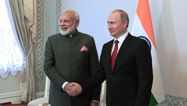 Президент РФ Владимир Путин и премьер-министр Индии Нарендра Моди во время встречи в рамках Санкт-Петербургского международного экономического форума 2017. 1 июня 2017 Президент РФ Владимир Путин и премьер-министр Индии Нарендра Моди во время встречи в рамках Санкт-Петербургского международного экономического форума 2017. 1 июня 2017