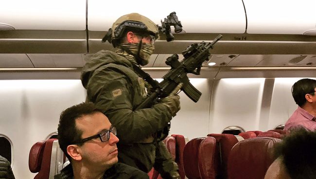 Полиция на борту самолета Malaysia Airlines в кабину которого пытался проникнуть угрожавший устроить взрыв мужчина Полиция на борту самолета Malaysia Airlines в кабину которого пытался проникнуть угрожавший устроить взрыв мужчина