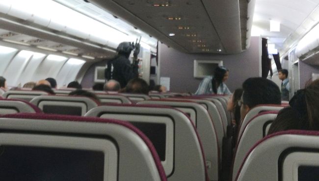 Полиция на борту самолета Malaysia Airlines, где мужчина пытался проникнуть в кабину пилотов Полиция на борту самолета Malaysia Airlines, где мужчина пытался проникнуть в кабину пилотов
