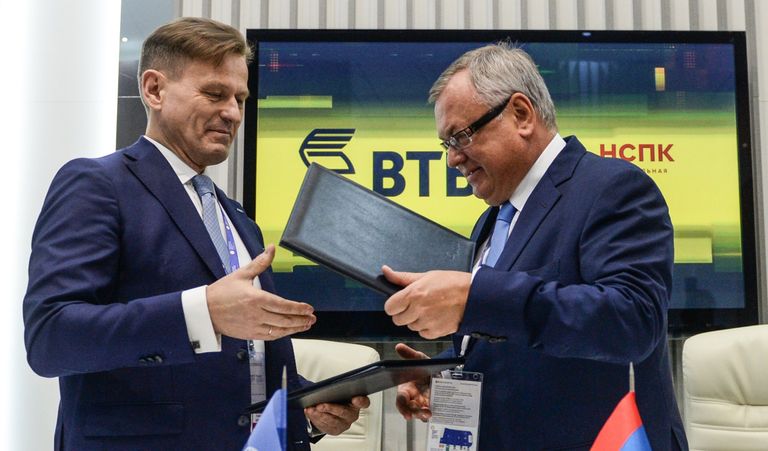 Генеральный директор АО Национальная система платежных карт Владимир Комлев и президент-председатель правления банка ВТБ Андрей Костин (справа) во время подписания соглашения в рамках Санкт-Петербургского международного экономического форума 2017 Генеральный директор АО Национальная система платежных карт Владимир Комлев и президент-председатель правления банка ВТБ Андрей Костин (справа) во время подписания соглашения в рамках Санкт-Петербургского международного экономического форума 2017