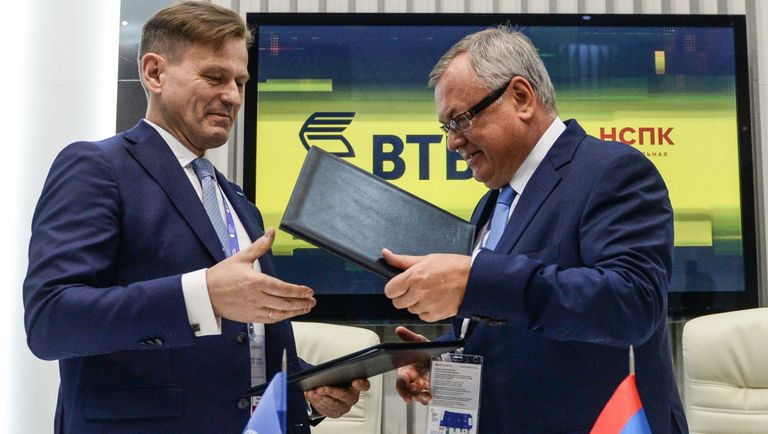 Генеральный директор АО Национальная система платежных карт Владимир Комлев и президент-председатель правления банка ВТБ Андрей Костин (справа) во время подписания соглашения в рамках Санкт-Петербургского международного экономического форума 2017 Генеральный директор АО Национальная система платежных карт Владимир Комлев и президент-председатель правления банка ВТБ Андрей Костин (справа) во время подписания соглашения в рамках Санкт-Петербургского международного экономического форума 2017