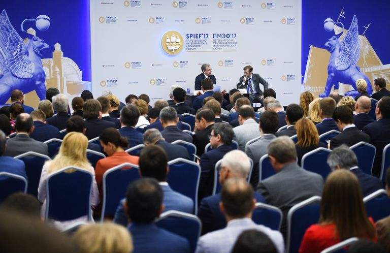Председатель совета Фонда Центра стратегических разработок, заместитель председателя Экономического совета при президенте РФ Алексей Кудрин (на дальнем плане слева) во время беседы о будущем Россия 2035 в рамках Санкт-Петербургского международного экономического форума 2017 Председатель совета Фонда Центра стратегических разработок, заместитель председателя Экономического совета при президенте РФ Алексей Кудрин (на дальнем плане слева) во время беседы о будущем Россия 2035 в рамках Санкт-Петербургского международного экономического форума 2017