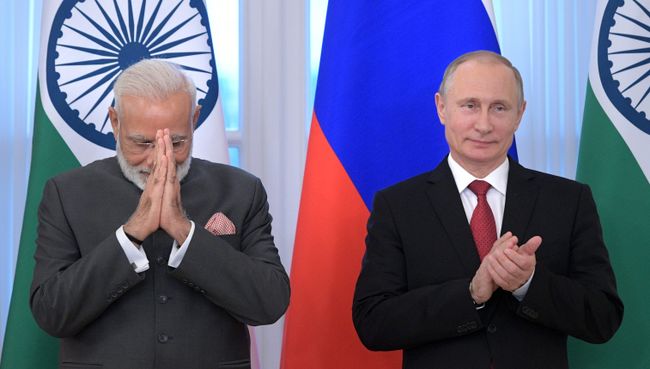 Владимир Путин и премьер-министр Индии Нарендра Моди на церемонии подписания совместных документов. 1 июня 2017 Владимир Путин и премьер-министр Индии Нарендра Моди на церемонии подписания совместных документов. 1 июня 2017