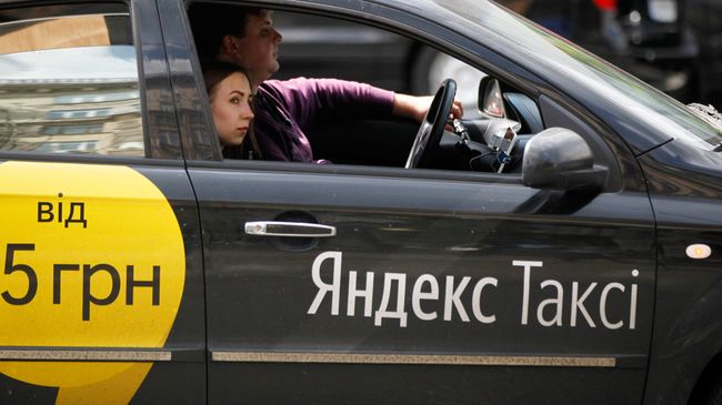 Автомобиль службы Yandex-такси в Киеве. Архивное фото Автомобиль службы Yandex-такси в Киеве. Архивное фото
