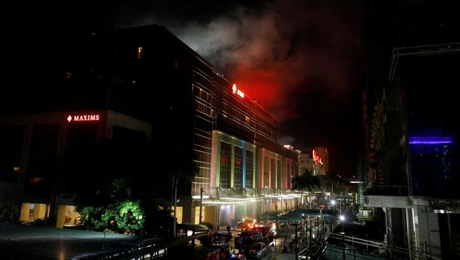 Дым над зданием отеля и казино Resorts World в центре Манилы, Филиппины Дым над зданием отеля и казино Resorts World в центре Манилы, Филиппины