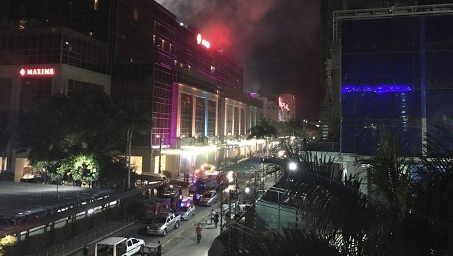 Дым над зданием отеля и казино Resorts World в центре Манилы, Филиппины Дым над зданием отеля и казино Resorts World в центре Манилы, Филиппины