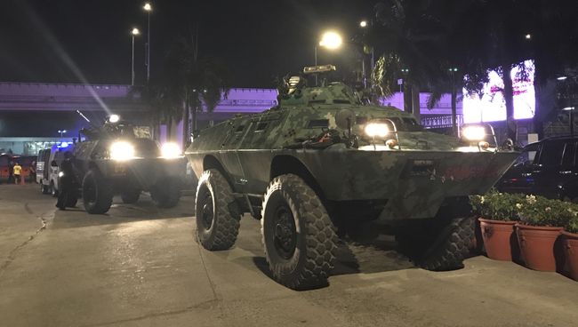 Военная техника у комплекса Resorts World Manila в центре Манилы Военная техника у комплекса Resorts World Manila в центре Манилы