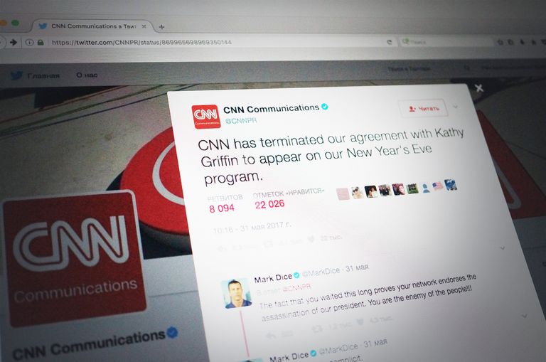 Телеканал CNN заявил о расторжении контракта с Кэти Гриффин по участию в новогодней программе в качестве соведущей Телеканал CNN заявил о расторжении контракта с Кэти Гриффин по участию в новогодней программе в качестве соведущей