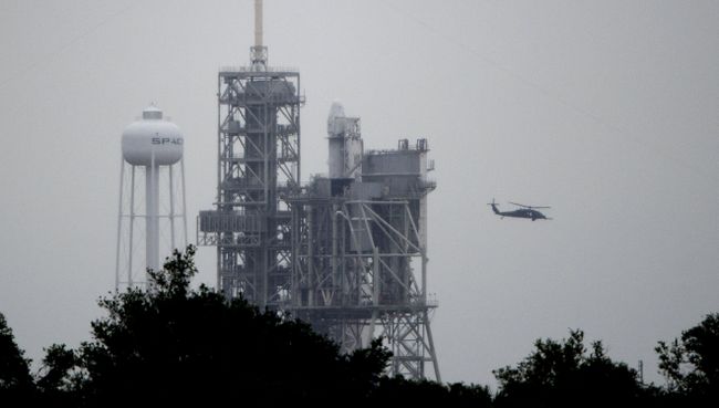 Ракета-носитель Falcon 9 на стартовой площадке