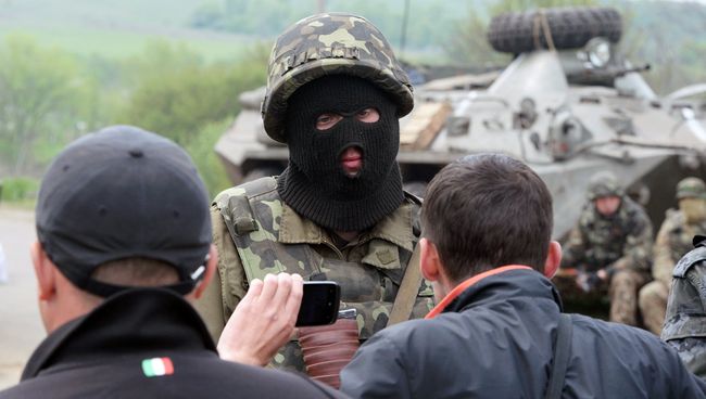 Украинский военный и жители востока Украины. Архивное фото