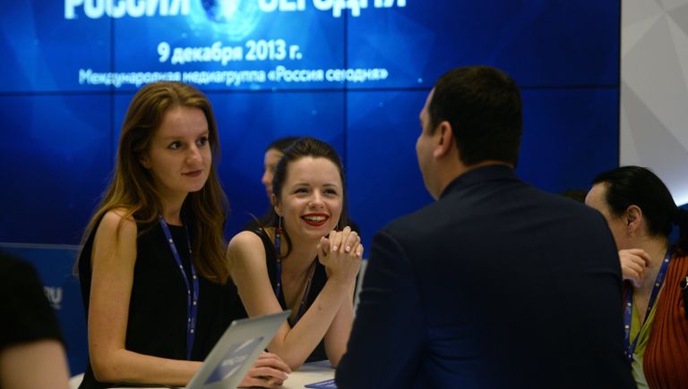 Участники форума на стенде РИА Новости на Санкт-Петербургском международном экономическом форуме 2017 Участники форума на стенде РИА Новости на Санкт-Петербургском международном экономическом форуме 2017