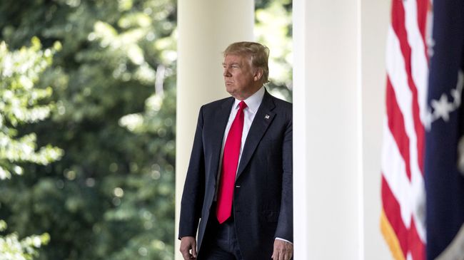 Президент США Дональд Трамп перед объявлением о решении выхода США из Парижского соглашения по климату. 1 июнь 2017 Президент США Дональд Трамп перед объявлением о решении выхода США из Парижского соглашения по климату. 1 июнь 2017