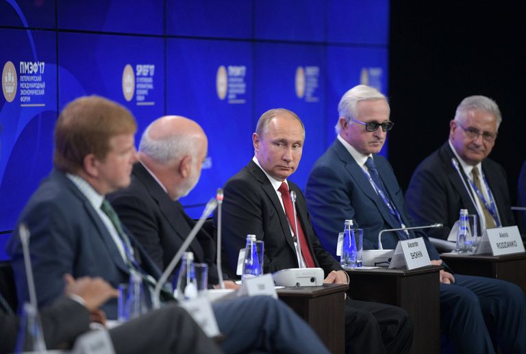 Президент РФ Владимир Путин во время бизнес-диалога Россия — США в рамках XXI Петербургского международного экономического форума Президент РФ Владимир Путин во время бизнес-диалога Россия — США в рамках XXI Петербургского международного экономического форума