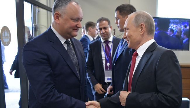 резидент РФ Владимир Путин и президент Республики Молдова Игорь Додон перед пленарным заседанием Петербургского международного экономического форума 2017 резидент РФ Владимир Путин и президент Республики Молдова Игорь Додон перед пленарным заседанием Петербургского международного экономического форума 2017