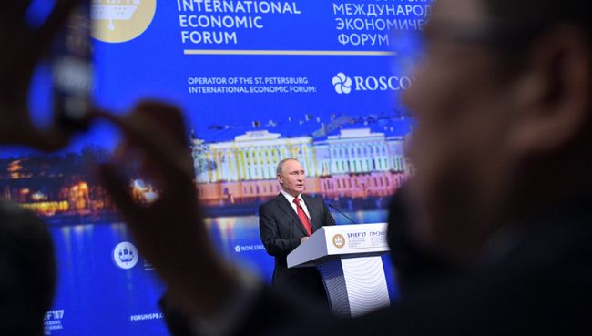Владимир Путин выступает на пленарном заседании Санкт-Петербургского международного экономического форума 2017. 2 июня 2017 Владимир Путин выступает на пленарном заседании Санкт-Петербургского международного экономического форума 2017. 2 июня 2017