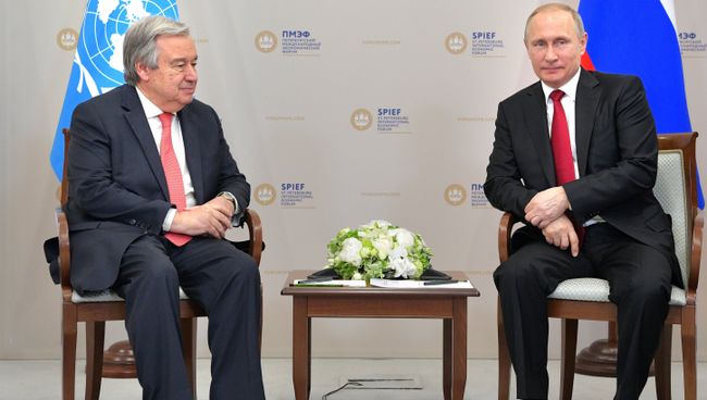 Президент РФ Владимир Путин и генсек ООН Антониу Гутерриш во время встречи в рамках ПМЭФ-2017