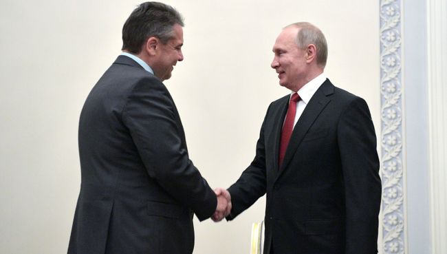 Президент РФ Владимир Путин и глава МИД Германии Зигмар Габриэль во время встречи в рамках ПМЭФ-2017