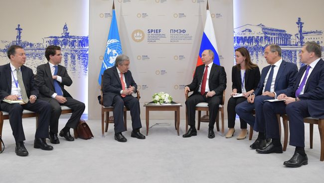 Президент РФ Владимир Путин и генсек ООН Антониу Гутерриш во время встречи в рамках ПМЭФ-2017 Президент РФ Владимир Путин и генсек ООН Антониу Гутерриш во время встречи в рамках ПМЭФ-2017
