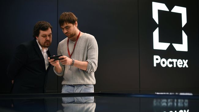 У стенда компании Ростех на выставке на Петербургском международном экономическом форуме 2017 У стенда компании Ростех на выставке на Петербургском международном экономическом форуме 2017