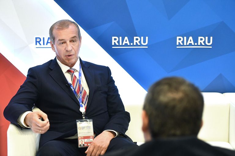 Губернатор Иркутской области Сергей Левченко во время интервью РИА Новости на Санкт-Петербургском международном экономическом форуме 2017 Губернатор Иркутской области Сергей Левченко во время интервью РИА Новости на Санкт-Петербургском международном экономическом форуме 2017