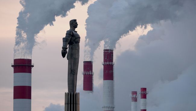 Клубы пара от ТЭЦ-20 в Москве. Архивное фото Клубы пара от ТЭЦ-20 в Москве. Архивное фото