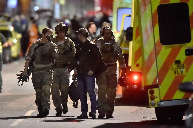 Сотрудники правоохранительных органов Великобритании на месте теракта на Лондонском мосту. 4 июня 2017 Сотрудники правоохранительных органов Великобритании на месте теракта на Лондонском мосту. 4 июня 2017
