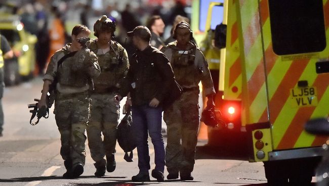 Сотрудники правоохранительных органов Великобритании на месте теракта на Лондонском мосту. 4 июня 2017 Сотрудники правоохранительных органов Великобритании на месте теракта на Лондонском мосту. 4 июня 2017
