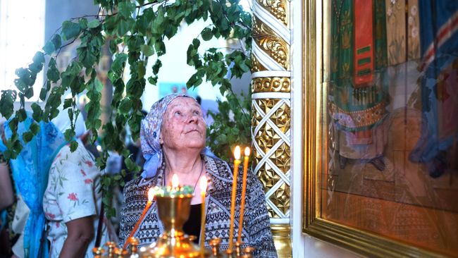 Прихожане в кафедральном соборе Рождества Христова в день праздника Святой Троицы в Омске