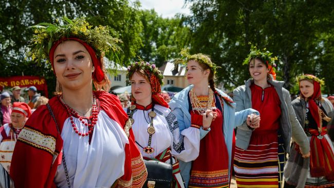 Хоровод во время народных гуляний на Фольклорном славянском фестивале в день праздника святой Троицы в селе Новая Усмань Хоровод во время народных гуляний на Фольклорном славянском фестивале в день праздника святой Троицы в селе Новая Усмань
