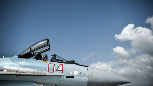 Истребитель Су-35С на авиабазе Хмеймим в сирийской провинции Латакия Истребитель Су-35С на авиабазе Хмеймим в сирийской провинции Латакия