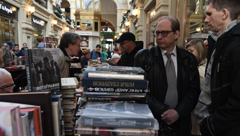 Посетители на книжном фестивале Красная площадь в Москве Посетители на книжном фестивале Красная площадь в Москве