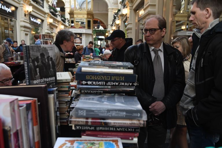 Посетители на книжном фестивале Красная площадь в Москве