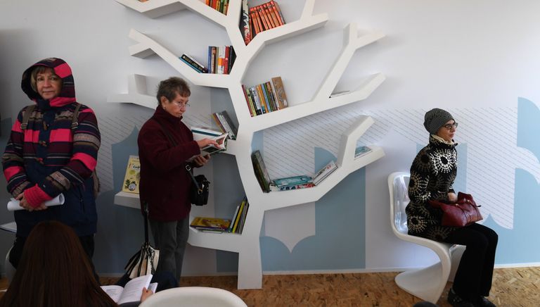 Посетители на книжном фестивале Красная площадь в Москве Посетители на книжном фестивале Красная площадь в Москве