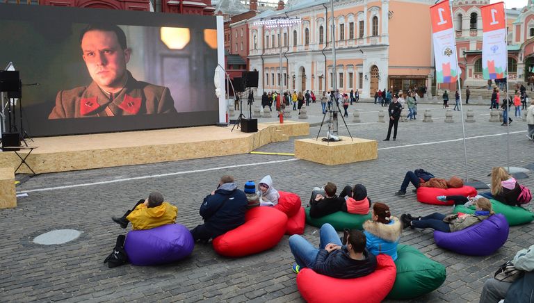Посетители на книжном фестивале Красная площадь в Москве Посетители на книжном фестивале Красная площадь в Москве