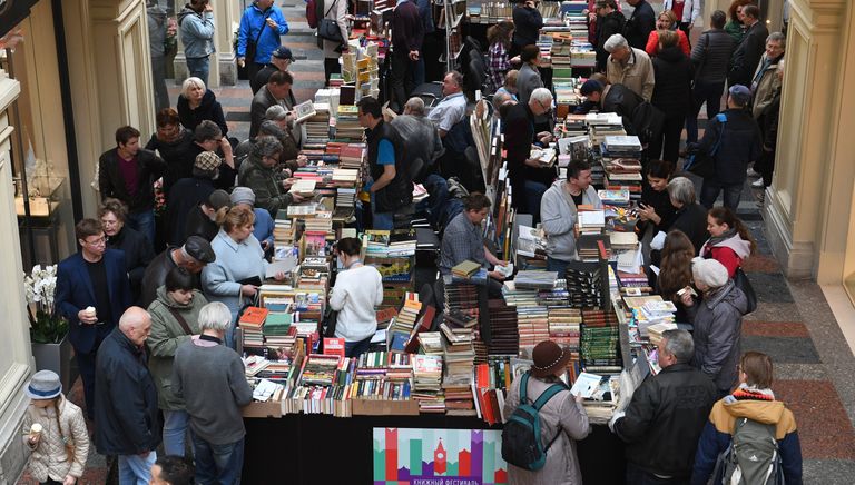 Посетители на книжном фестивале Красная площадь в Москве Посетители на книжном фестивале Красная площадь в Москве