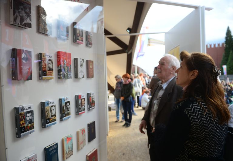 Посетители на книжном фестивале Красная площадь в Москве