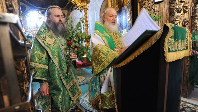 Патриарх Московский и всея Руси Кирилл (справа) совершает чин коленопреклонения во время Божественной литургии. Архивное фото Патриарх Московский и всея Руси Кирилл (справа) совершает чин коленопреклонения во время Божественной литургии. Архивное фото
