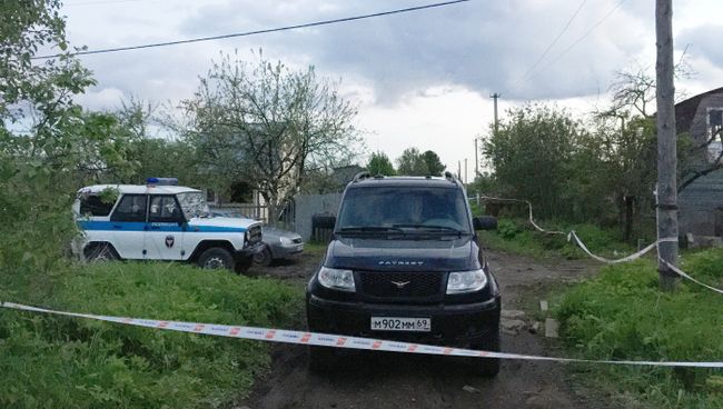 Автомобиль полиции рядом местом массового убийства в поселке Редкино Автомобиль полиции рядом местом массового убийства в поселке Редкино