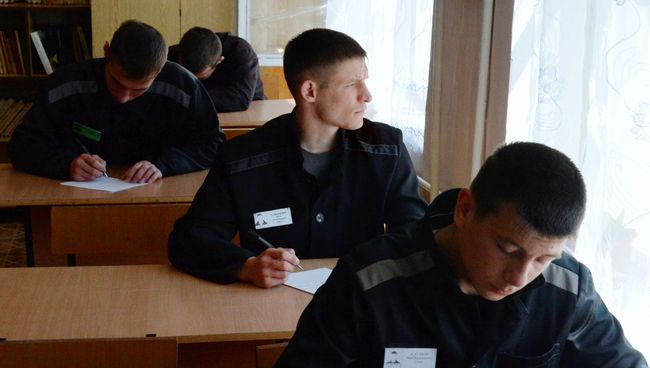 Заключенные во время выпускных экзаменов в вечерней общеобразовательной школе. Архивное фото Заключенные во время выпускных экзаменов в вечерней общеобразовательной школе. Архивное фото